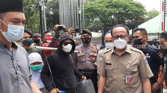 Geruduk Kantor Anies Bawa Jerigen Kosong, Puluhan Warga dari 3 Kampung Minta Layanan Air Bersih