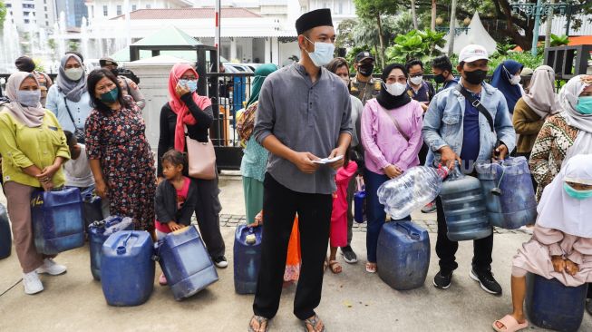 Warga Muara Angke melakukan aksi di depan Gedung Balai Kota DKI Jakarta, Jakarta Pusat, Selasa (22/2/2022). [Suara.com/Alfian Winanto]