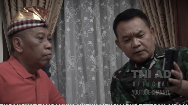 Momen Tukul Arwana dijenguk Jenderal TNI (YouTube/TNI AD)