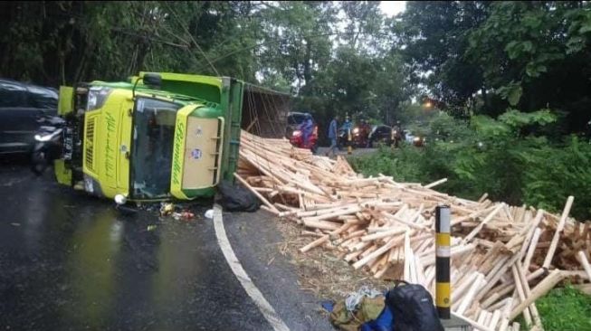 Diduga Melebihi Tonase, Truk Pengangkut Kayu Terguling di Jalan Jogja-Wonosari