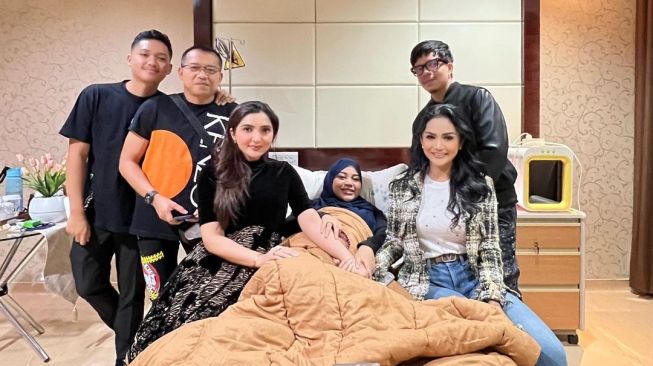 6 Momen Haru Saat Keluarga Dampingi Aurel Jelang Persalinan