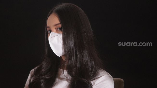 Aktris Anya Geraldine memberikan keterangan pers saat "Press Screening" Film Garis Waktu di Plaza Senayan, Jakarta, Selasa (22/2/2022). [Suara.com/Angga Budhiyanto]