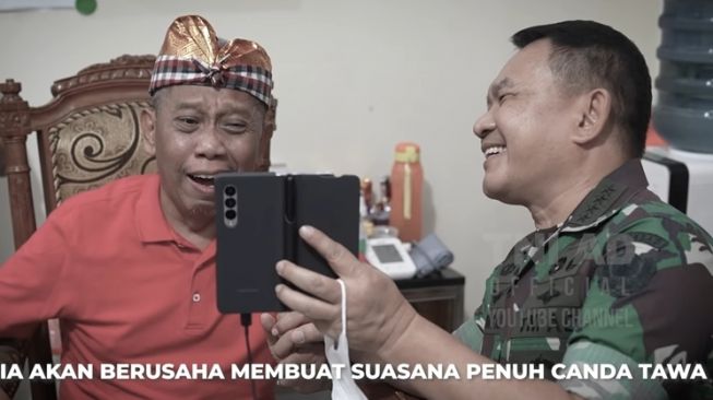 Momen Tukul Arwana dijenguk Jenderal TNI (YouTube/TNI AD)