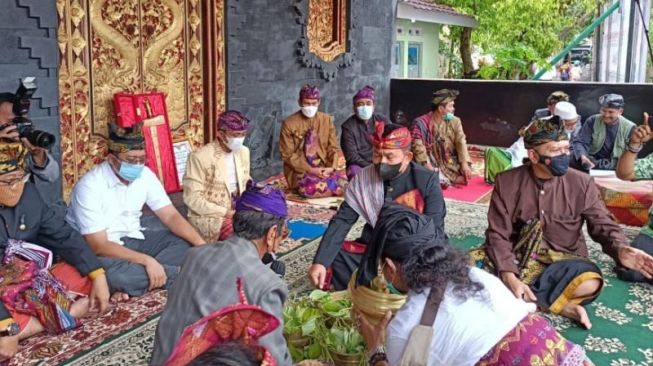 KSAD Dudung Abdurachman Dapat Gelar Adat Sasak yang Memiliki Arti Kesatria Sakti Mandraguna