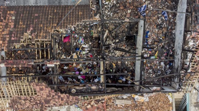 Foto udara kondisi ruang kamar santri usai mengalami kebakaran di Pondok Pesantren Miftahul Khoirot, Desa Manggungjaya, Cilamaya Kulon, Karawang, Jawa Barat, Selasa (22/2/2022).  ANTARA FOTO/M Ibnu Chazar.
