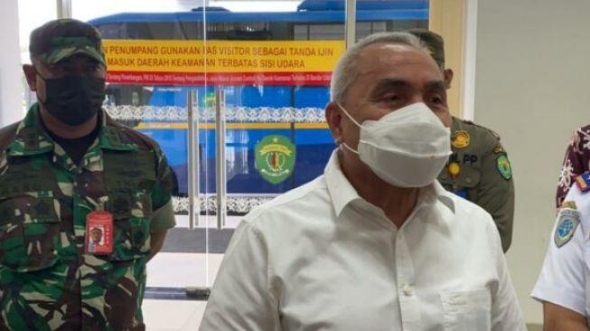 Gubernur Kaltim Isran Noor saat diwawancarai soal pembangunan bandara baru di IKN. [Inibalikpapan.com]