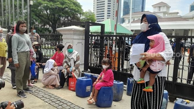 Puluhan warga gruduk kantor Gubernur DKI Jakarta Anies Baswedan, di Balai Kota, Jakarta Pusat, Selasa (22/2/2022). (Suara.com/Umay Saleh)