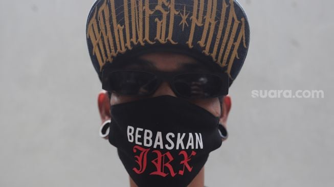 Penggemar musisi Jerinx SID dan band Superman Is Dead (SID), Outsider menggelar aksi solidaritas di Pengadilan Negeri (PN) Jakarta Pusat, Jakarta, Selasa (22/2/2022). [Suara.com/Angga Budhiyanto]