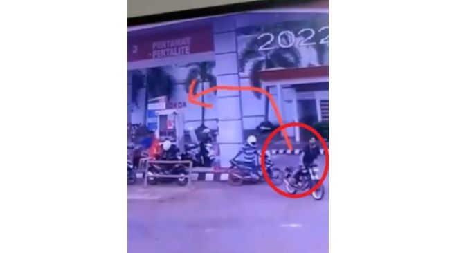 Viral Aksi Pria Lakukan Kick Starter Sepeda Motor Bikin Ngakak, Warganet: Jurus Sandal Tanpa Bayangan