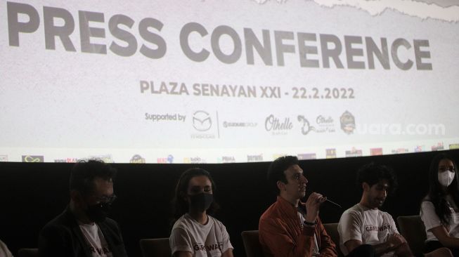 Para pemain, penulis, dan sutradara film Garis Waktu memberikan keterangan pers saat "Press Screening" film terbaru mereka di Plaza Senayan, Jakarta, Selasa (22/2/2022). [Suara.com/Angga Budhiyanto]