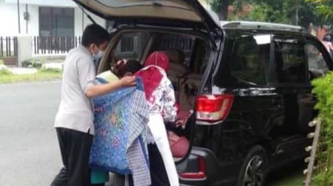 Sopir Taksi Online di Banyuwangi Bantu Penumpangnya Melahirkan