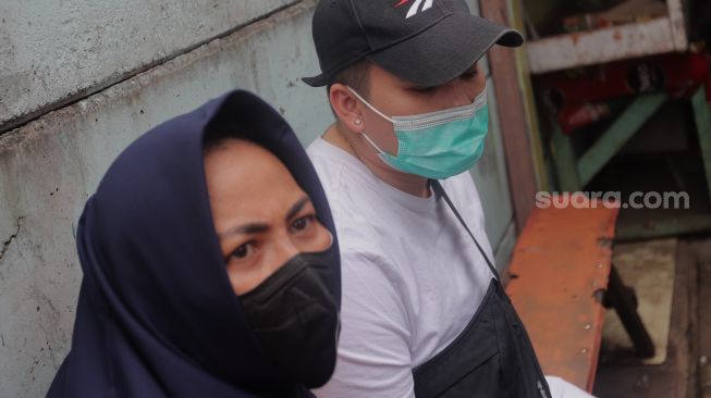 Kakak Angkat Ayu Aulia, Ade (kanan) dan Ibunda Ayu Aulia, Yayang memberikan keterangan pers di kawasan Menteng Atas, Setiabudi, Jakarta, Rabu (23/2/2022). [Suara.com/Angga Budhiyanto]