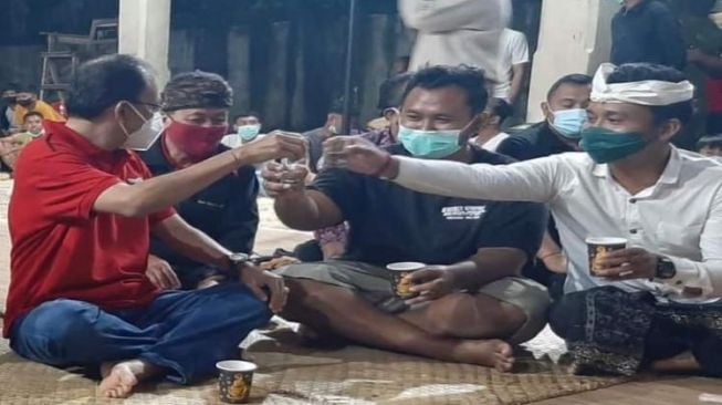 Gubernur Koster Sambangi Pemuda di Banjar yang Sedang Membuat Ogoh-ogoh Lalu Tos Arak