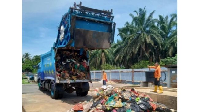 Tak Sengaja Terbuang, Petugas Kebersihan Bantu Cari Emas di Tumpukan Sampah