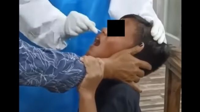 Viral, Petugas Swab Ambil Sampel Covid-19 Anak Kecil Bikin Emosi Publik, Netizen: Kayak Ngaduk Kopi