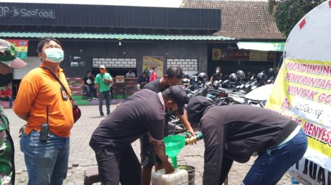 Ditreskrimsus Polda Jateng Kawal Operasi Pasar Minyak Goreng di Sampangan, Ini Aturan Harga Jualnya