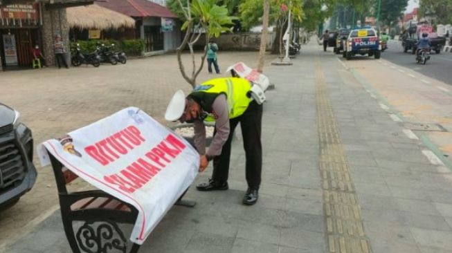 Polisi Tutup Bangku Taman di Kota Jambi agar Tidak Bisa Diduduki, Guna Cegah Penyebaran COVID-19