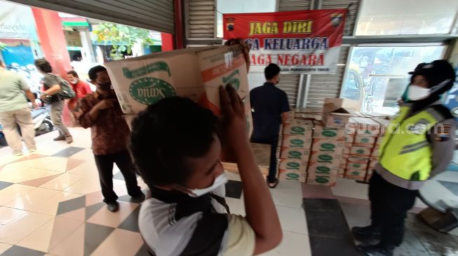 Baru Dibagikan Minyak Goreng Hasil OP, Pedagang di Pasar Wage Purwokerto Ketahuan Curang, Pembeli: Kecewa Saya!