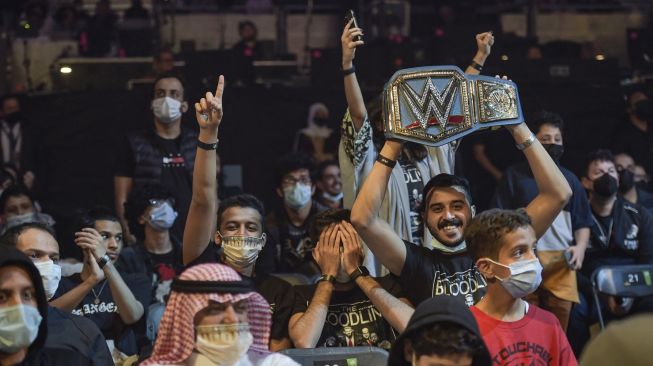 Para penonton menyaksikan ajang gulat 2022 WWE Elimination Chamber di Jeddah Super Dome, Kota Jeddah, Arab Saudi pada 19 Februari 2022. [AFP]