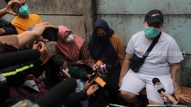 Kakak Angkat Ayu Aulia, Ade (kanan) dan Ibunda Ayu Aulia, Yayang (kedua kanan) memberikan keterangan pers di kawasan Menteng Atas, Setiabudi, Jakarta, Rabu (23/2/2022). [Suara.com/Angga Budhiyanto]