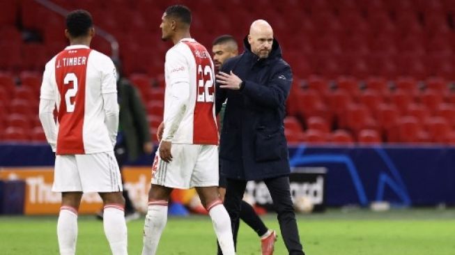 Pelatih Ajax, Erik ten Hag (kanan). [KENZO TRIBOUILLARD / AFP]