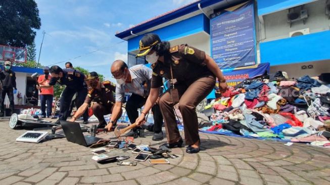 Pemusnahan ribuan paket barang ilegal di Kantor Pengawasan dan Pelayanan Bea dan Cukai (KPPBC) Tipe Madya Pabean (TMP) B Yogayakarta, Rabu (23/2/2022). - (SuaraJogja.id/Hiskia Andika)