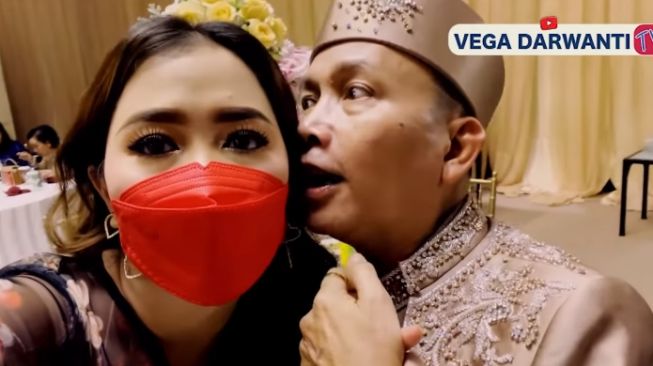 Vega Darwanti dan Ayah Ojak (YouTube.com)