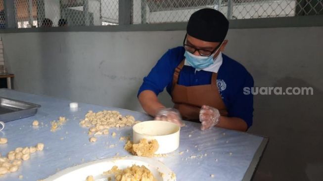 Sejumlah warga binaan memproduksi Bakpia Mbah Wiro 378 di ruang produksi bakpia di dalam Lapas Wirogunan, Kota Jogja, Selasa (22/2/2022). - (SuaraJogja.id/Muhammad Ilham Baktora)