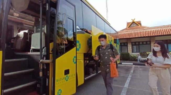 Wisatawan Travel Bubble dari Singapura Langsung Pesan Ayam Penyet dan Nasi Padang Saat Tiba di Batam