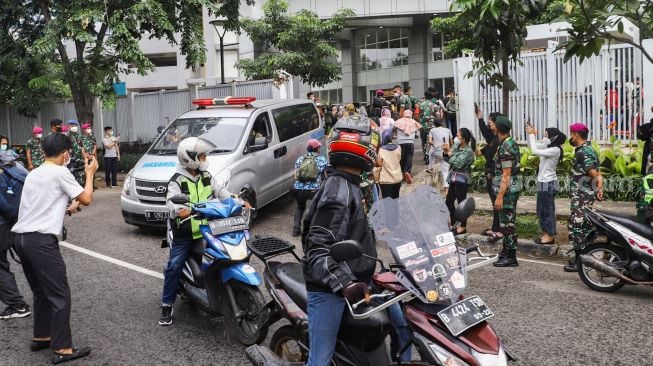 Suasana Upacara Pelepasan salah satu Tenaga Kesehatan (Nakes) yang meninggal akibat Covid 19 di RSDC Wisma Atlet, Jakarta Utara, Rabu (23/2/2022). [Suara.com/Alfian Winanto]