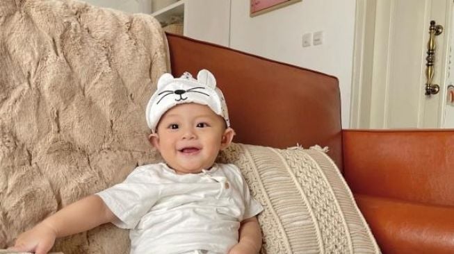 Potret Baby Shaka Anak Dinda Hauw dan Rey Mbayang. (Instagram/dindahw)