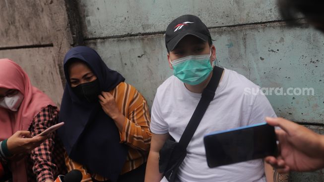 Kakak Angkat Ayu Aulia, Ade (kanan) dan Ibunda Ayu Aulia, Yayang (tengah) memberikan keterangan pers di kawasan Menteng Atas, Setiabudi, Jakarta, Rabu (23/2/2022). [Suara.com/Angga Budhiyanto]