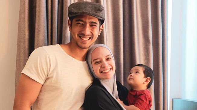 Arya Saloka bersama istri, Putri Anne dan anaknya. [Instagram]