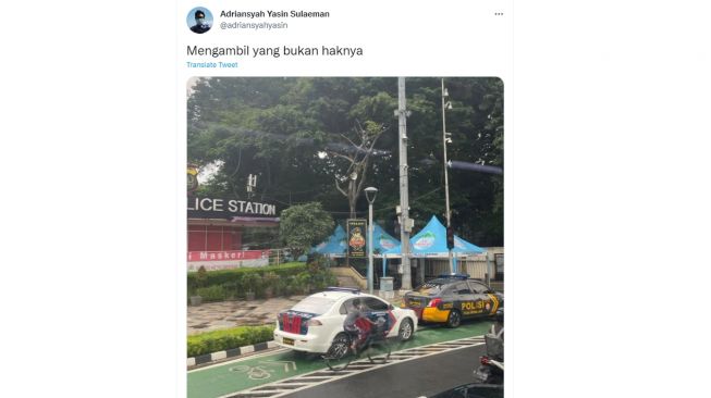 Mobil polisi parkir di jalur pesepeda menjadi sorotan publik (Twitter)