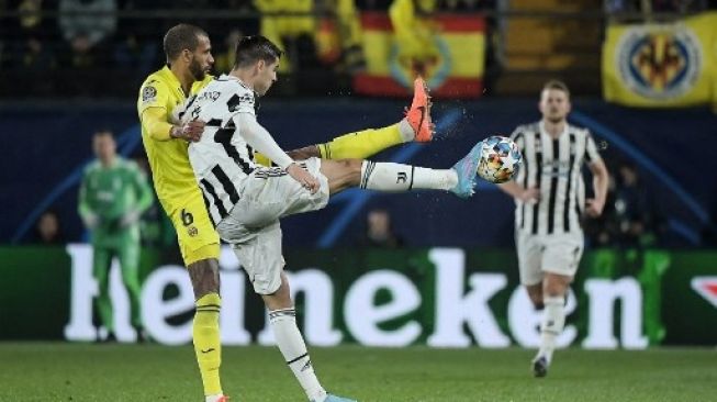 Gelandang Prancis Villarreal Etienne Capoue (kiri) berebut bola dengan pemain depan Juventus Spanyol Alvaro Morata selama pertandingan sepak bola Liga Champions UEFA antara Villarreal dan Juventus di stadion La Ceramica di Vila-real pada 22 Februari 2022.Jose Jordan/AFP