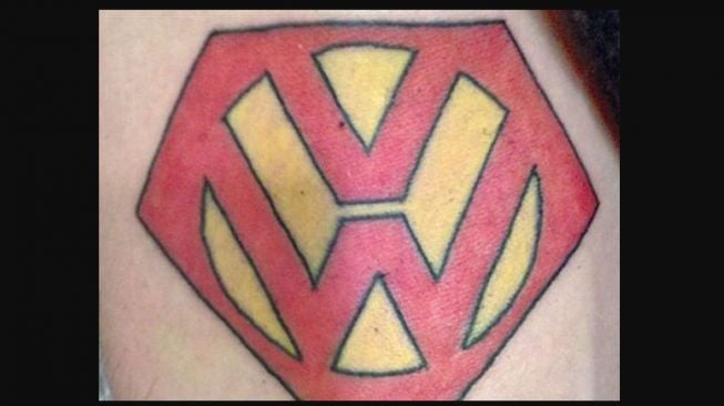 Tato Volkswagen yang mirip dengan logo Superman (Carbuzz)