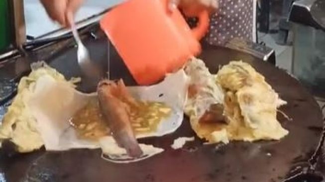 Beda dari yang Lain! Viral Pedagang Jual Martabak Lele, Publik Malah Khawatirkan Hal Ini