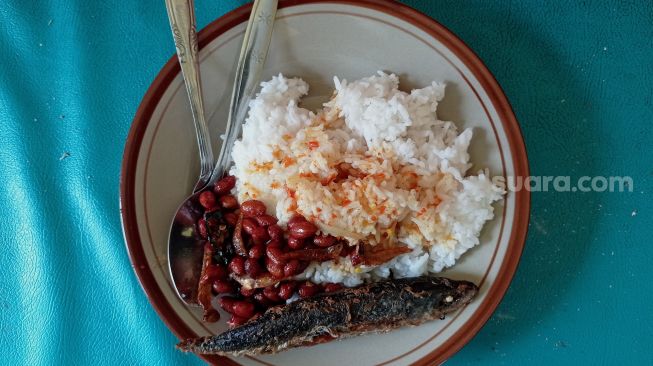 Satu porsi makanan pesanan pelanggan tanpa tempe dan tahu tersaji di salah satu warung di kawasan Jati Padang, Pasar Minggu, Jakarta, Rabu (23/2/2022). [Suara.com/Angga Budhiyanto] 