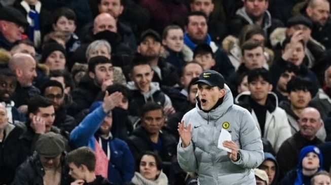 Pelatih Chelsea Thomas Tuchel memberikan instruksi kepada pemainnya saat menghadapi Lille di leg pertama babak 16 besar Liga Champions di Stamford Bridge stadium, London, 22 Februari 2022. JUSTIN TALLIS / AFP 