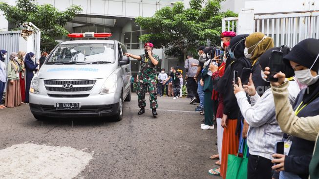 Suasana Upacara Pelepasan salah satu Tenaga Kesehatan (Nakes) yang meninggal akibat Covid 19 di RSDC Wisma Atlet, Jakarta Utara, Rabu (23/2/2022). [Suara.com/Alfian Winanto]