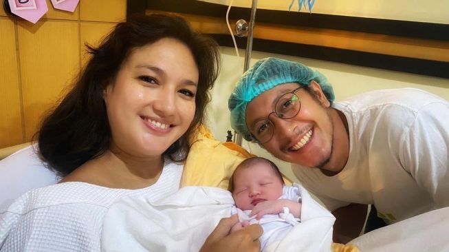 Dimas Anggara Gendong Putri Kecilnya yang Baru Lahir, Luwes Pakai Satu Tangan