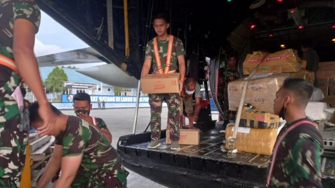 Sebanyak 12,7 Ton Minyak Goreng Dikirim TNI Angkatan Udara ke Papua, Senin (21/2/2022). (Dispenau).