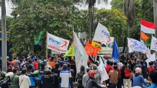 Tuntut Permenaker No.2 Tahun 2022 Dicabut, Aliansi Buruh Bekasi Geruduk Kantor BPJS Ketenagakerjaan