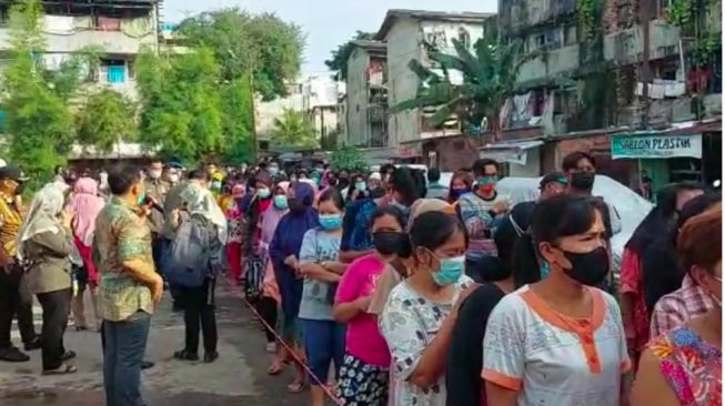 Kisah Emak-Emak di Palembang Berburu Minyak Goreng Murah: Antre Panjang, Berdiri Lama