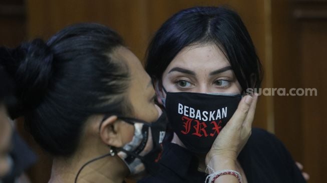 Istri dari terdakwa yang juga musisi I Gede Ari Astina atau Jerinx Superman is Dead (SID), Nora Alexandra menghadiri sidang putusan kasus pengancaman melalui media elektronik pada Adam Deni di Pengadilan Negeri (PN) Jakarta Pusat, Jakarta, Kamis (24/2/2022). [Suara.com/Angga Budhiyanto]