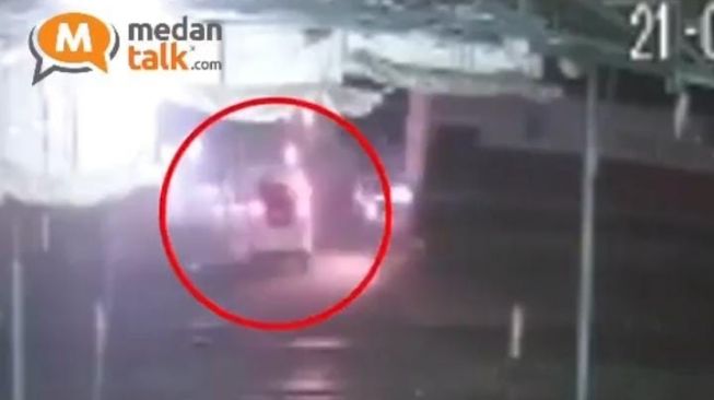 Viral Mobil Tertabrak Kereta Api di Perlintasan Medan, Warganet Geram
