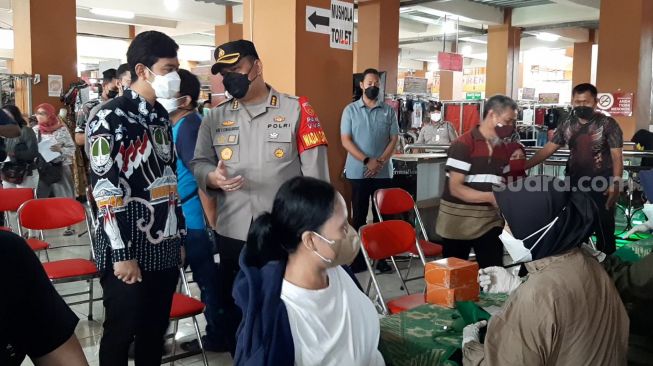 Serbuan Vaksinasi Polresta Solo di Pasar Klewer, Gibran : Demi Pertumbuhan Ekonomi Cepat Normal