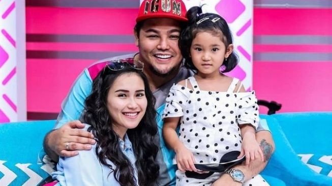 8 Momen Manis Ivan Gunawan dengan Putri Ayu Ting Ting, Bilqis Khumairah Razak