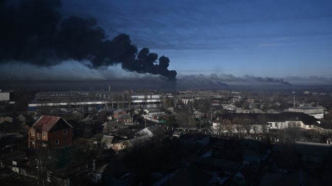 Ledakan terdengar di ibu kota Ukraina, Kyiv, dan kota pelabuhan Mariupol yang terletak di sisi timur Ukraina, pada Kamis (24/2/2022) pagi waktu setempat. [AFP]