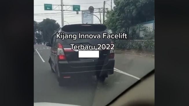 Potret Kijang Innova Melintas di Jalan Bikin Publik Melongo, Ternyata Ini Penyebabnya